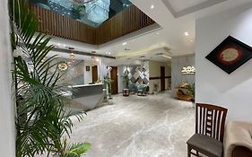 Hotel Aura Grand By Levelup Hotels